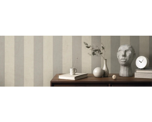 Kamer met gestreept behang, tafel met decoraties zoals vaas, klok en sculptuur