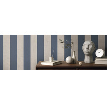 Kamer met gestreept behang, decoraties en meubels op houten oppervlak.