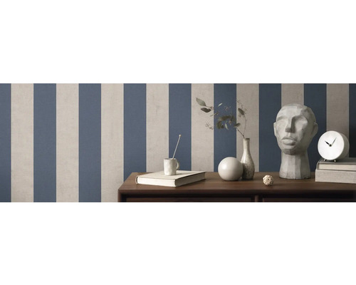 Kamer met gestreept behang, decoraties en meubels op houten oppervlak.