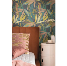 Slaapkamer met behang met print, bed en nachtkastje