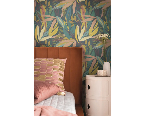 Slaapkamer met behang met print, bed en nachtkastje