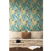 Slaapkamer met patroonbehang met bladmotieven