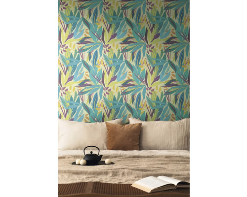 Slaapkamer met patroonbehang met bladmotieven