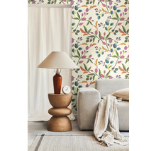 Interieuridee met een bloemenbehang, een houten tafel, een lamp en een lichte bank