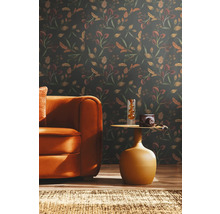 Woonkamer met patroonbehang, oranje bank en bijzettafel