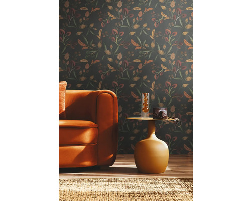 Woonkamer met patroonbehang, oranje bank en bijzettafel