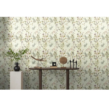 Lichte kamer met bladerbehang en decoraties op een houten tafel.