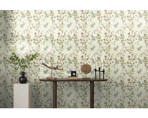 Lichte kamer met bladerbehang en decoraties op een houten tafel.