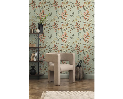 Interieur met fauteuil, rek en bloemenbehang