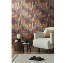 Woonkamer met behang met patroon, fauteuil, tapijt en decoraties