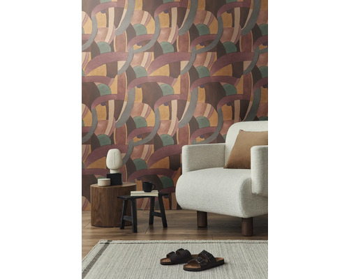 Woonkamer met behang met patroon, fauteuil, tapijt en decoraties