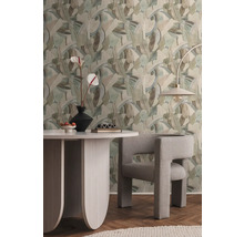 Eetkamer met behang met motief, eettafel, stoel en vloerlamp