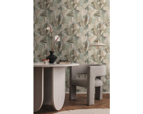 Eetkamer met behang met motief, eettafel, stoel en vloerlamp