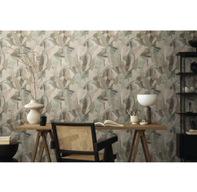 Scene met patroonbehang, bureau en decoraties