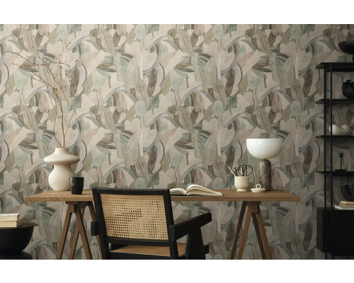 Scene met patroonbehang, bureau en decoraties