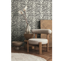 Scene met stoel, bijzettafel, vaas met bloem en behang met zebraprint