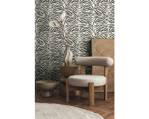 Scene met stoel, bijzettafel, vaas met bloem en behang met zebraprint