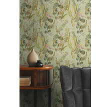 Kamer met patroonbehang, dressoir en fauteuil