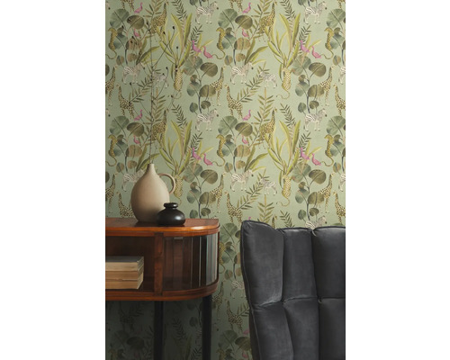 Kamer met patroonbehang, dressoir en fauteuil