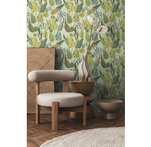 Inrichtingsidee met fauteuil, bijzettafel, vaas en wandbehang met plantmotieven voor een stijlvol interieur