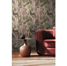 Woonkamer met behang met plantenmotief, bijzettafel en bank