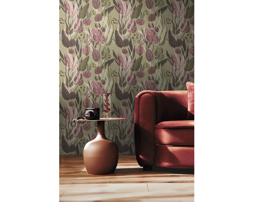 Woonkamer met behang met plantenmotief, bijzettafel en bank