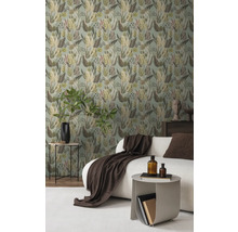 Woonkamer met patroonbehang, bank en bijzettafels.