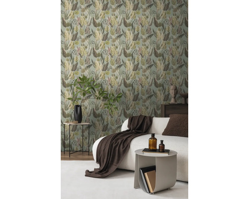 Woonkamer met patroonbehang, bank en bijzettafels.