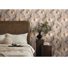 Slaapkamer met bloemenbehang, bed en nachtkastjes