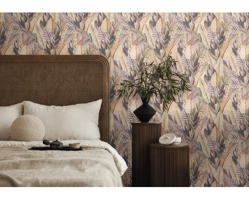 Slaapkamer met bloemenbehang, bed en nachtkastjes