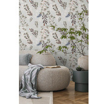 Lichte woonkamer met bank, bijzettafel en bloemenbehang voor een vriendelijke sfeer