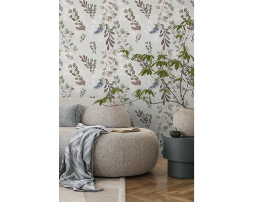 Lichte woonkamer met bank, bijzettafel en bloemenbehang voor een vriendelijke sfeer