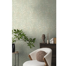 Woonkamer met bloemenbehang, fauteuil en decoratie