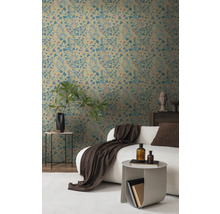 Woonkamer met bloemenbehang, bank en bijzettafels.