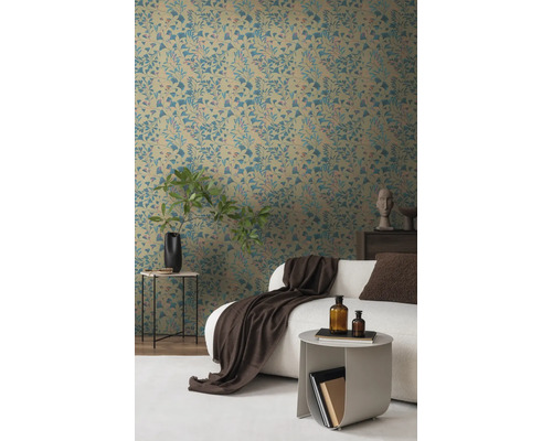 Woonkamer met bloemenbehang, bank en bijzettafels.