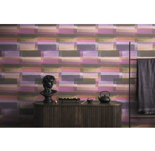 Scene met een dressoir, een buste en een patroonbehang