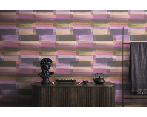 Scene met een dressoir, een buste en een patroonbehang