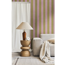 Woonkamerscène met bank, tafellamp en gestreept behang