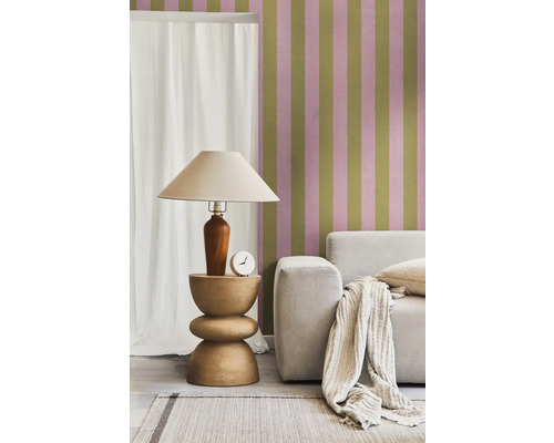 Woonkamerscène met bank, tafellamp en gestreept behang