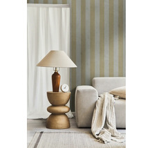 Woonkamer met staande lamp op bijzettafel naast bank