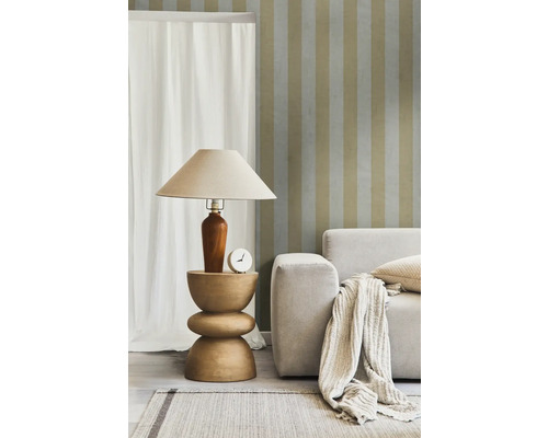 Woonkamer met staande lamp op bijzettafel naast bank