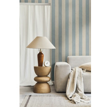 Woonkamer met lamp op bijzettafel, bank, kussens en vloerkleed