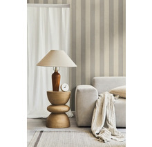 Interieur met gestreept behang, lamp op bijzettafel en bank