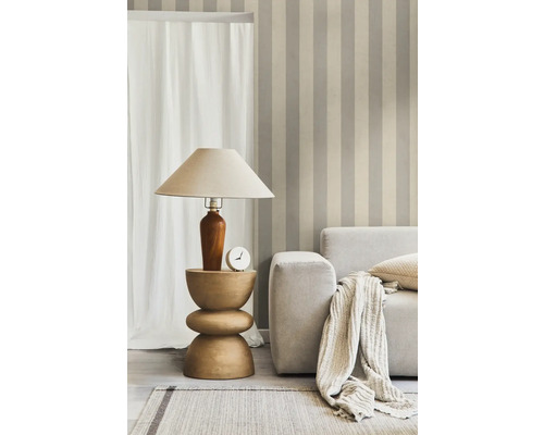 Interieur met gestreept behang, lamp op bijzettafel en bank