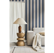 Woonkamerscène met vloerlamp, klok, bank en gestreept behang