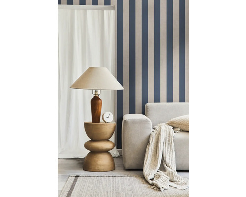 Woonkamerscène met vloerlamp, klok, bank en gestreept behang