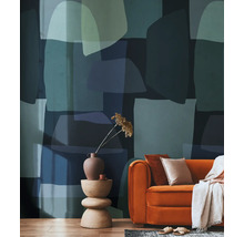 Decoratief behang met abstract patroon in een woonkamer met bank