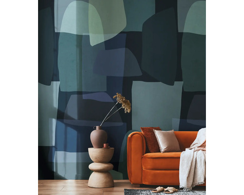 Decoratief behang met abstract patroon in een woonkamer met bank