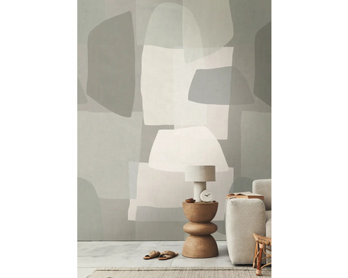 Woonkamer met geometrisch behang, tafellamp en bank