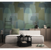 Woonkamer met bank, tafel, ladder en abstract behang